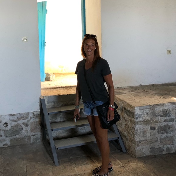 Meet your Posher, Ann 👜❤️ - Picture 2 of 7